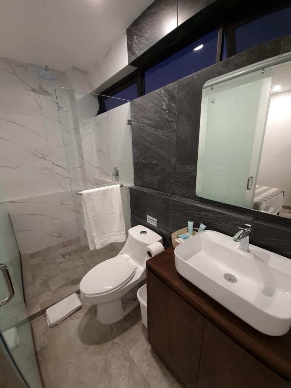 La Casa Mia Leon Hotel Стая снимка